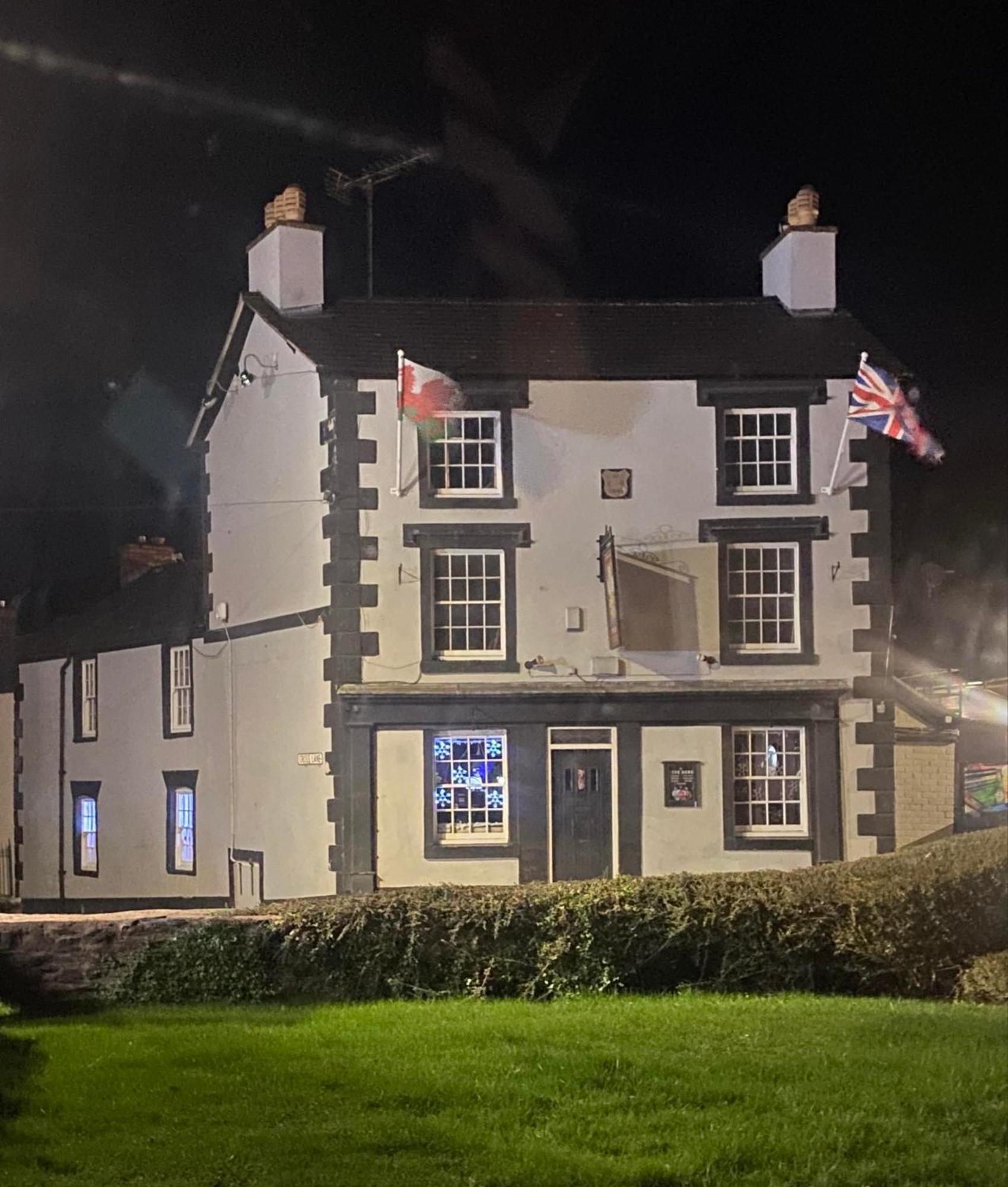 Prince Of Wales Pub And Accommodation ランゴレン エクステリア 写真